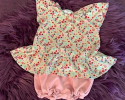 Blommig kortärmad tunika/klänning med ett par rosa bloomers från PoP stl 56