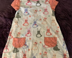 Vit kortärmad kaninmönstrad klänning med rosavit prickiga ärmar och fickor från Lindex stl 116