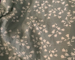 Grågrön klänning med liten volangärm och vitt blomstermönster stl 62-68
