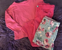 3 delat paket i rosa med en långärmad tröja, ett par jeans och en manchesterkjol med rosa rosor från HM stl 98/104 & 104