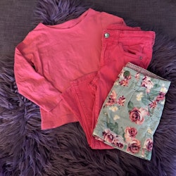 3 delat paket i rosa med en långärmad tröja, ett par jeans och en manchesterkjol med rosa rosor från HM stl 98/104 & 104