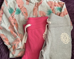Tredelat set med grå tröja med dragkedja och rosa papegojmönster samt två par mjukisbyxor i rosa och grått från Lindex stl 122 + 128