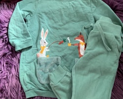 Grön tunika/lång tröja med kanin- och rävtryck och ett par gröna mjukisbyxor från Lindex stl 98