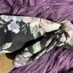 Svart hårband med blommor i olika rosa, blå, gröna och cremetoner från Newbie stl OS