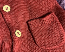 Röd- och vitmönstrad stickad jumpsuit från Newbie stl 56