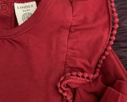 Rött set med volangprydd body och spetsprydda leggings från Lindex stl 68