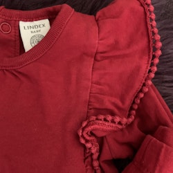Rött set med volangprydd body och spetsprydda leggings från Lindex stl 68