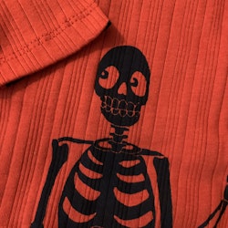 OBS! Olika färger och storlekar : Skelettprydda tröjor i rött och blått från Mini Rodini