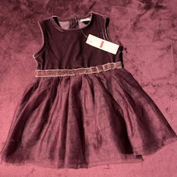 Vinröd söt klänning med sammetstopp, glitterband och tyllkjol från Lindex stl 62