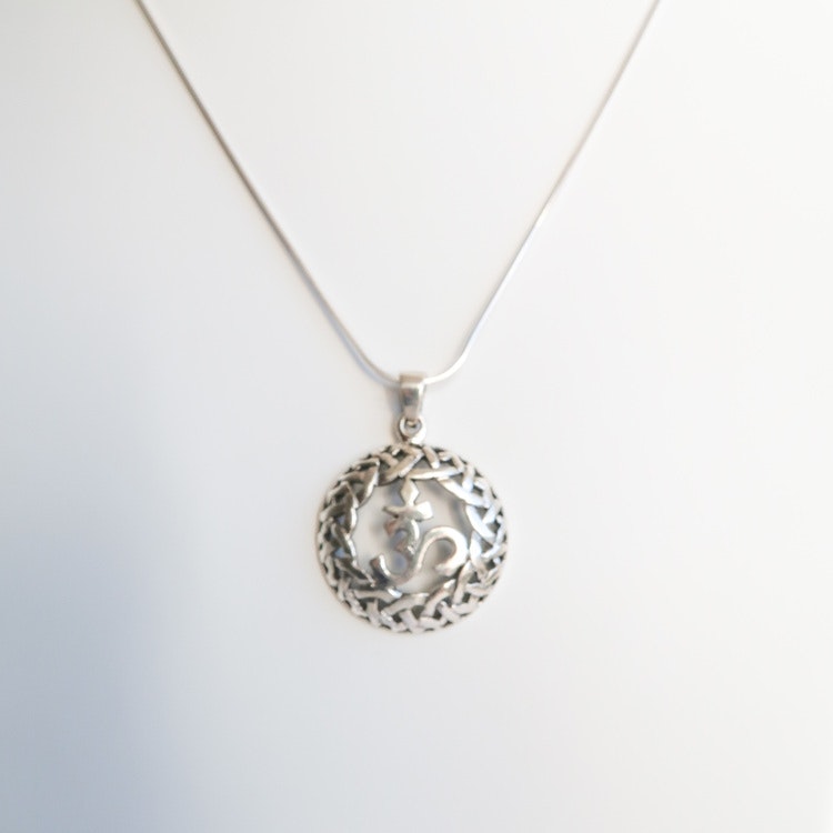 Billiga Silver smycken - Halsband OM i silver - Cosas De Fina Smyckesbutik