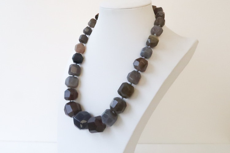 Halsband i stora naturliga grå Agat sten - Cosas De Fina