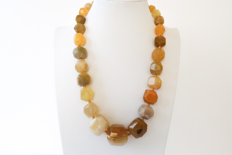 Handgjorda halsband i gula stora agat stenar - Cosas De Fina Smyckesbutik