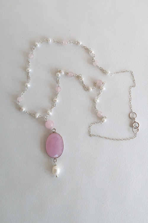 Rosa halsband i Roskristall och vita pärlor - Cosas De Fina
