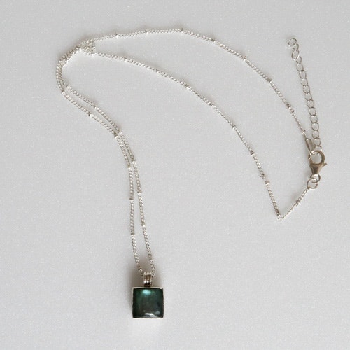 Handgjorda halsband i ädelsten Labradorite - Cosas De Fina Smyckesbutik