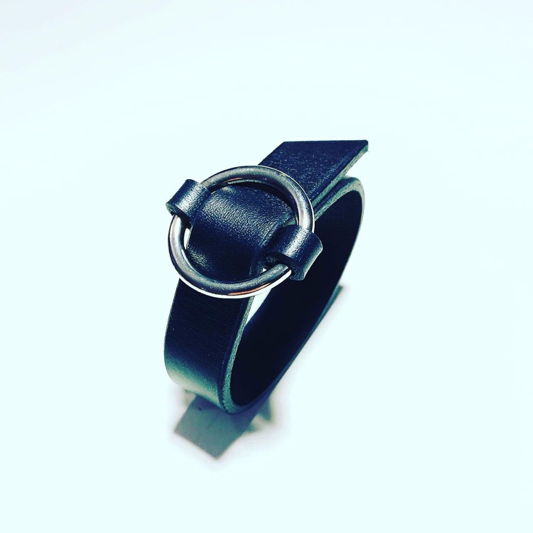 Armband Lena i svart läder bredd 2cm, silverfärgad ring