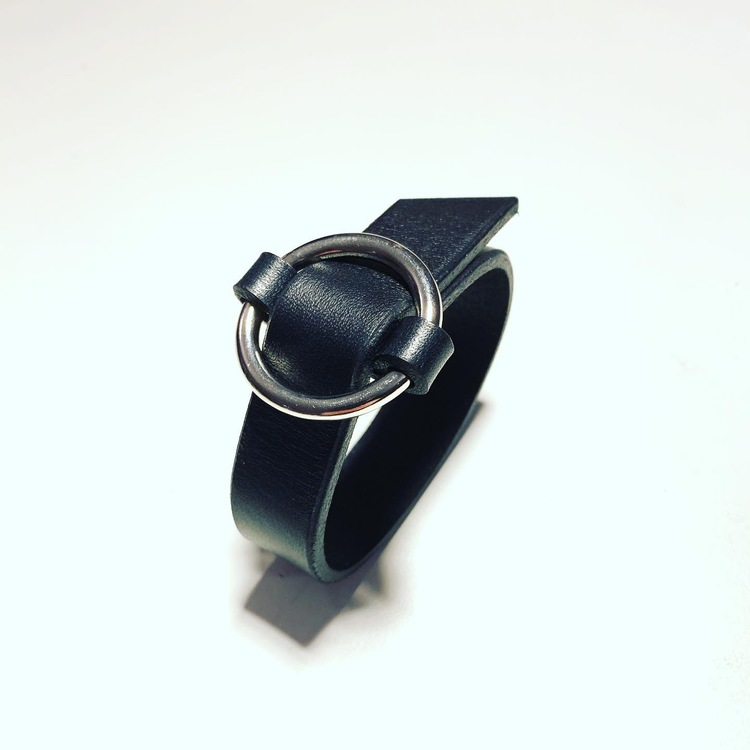 Armband Lena i svart läder bredd 2cm, silverfärgad ring