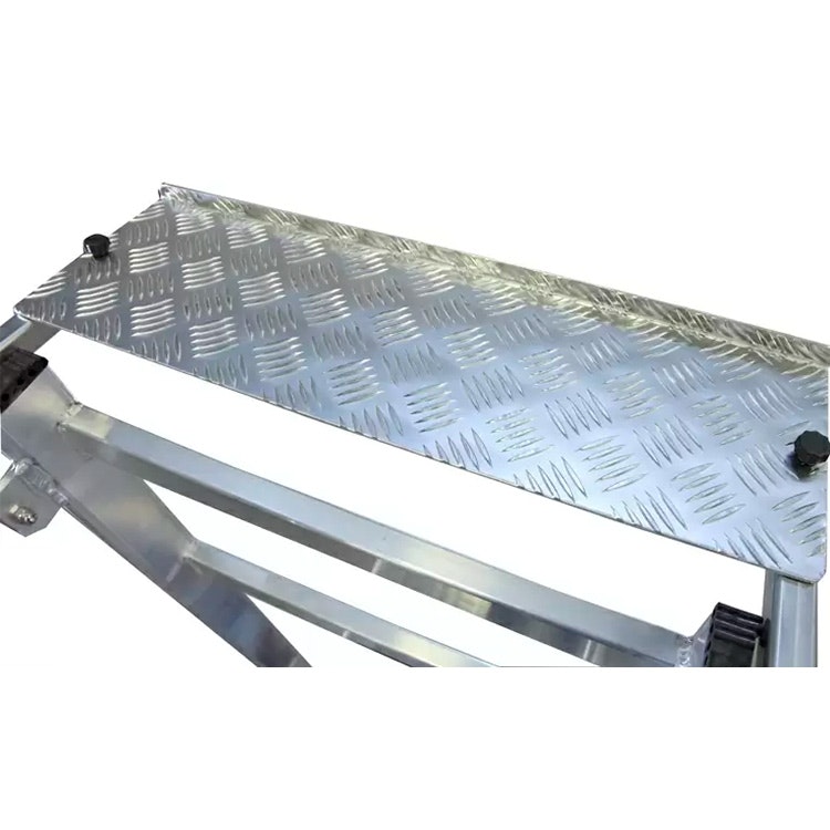 Detaljerad produktbild på tillhörande trappsteg på arbetsplattform, i halksäker durkplåt i aluminium från Laggo.
