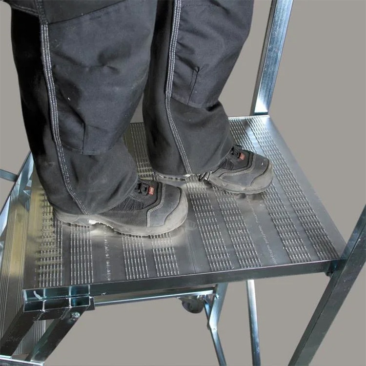 Detaljerad produktbild på plattform i räfflad halksäker aluminium tillhörande mobil trappa med broms från Laggo, bra miljöval.