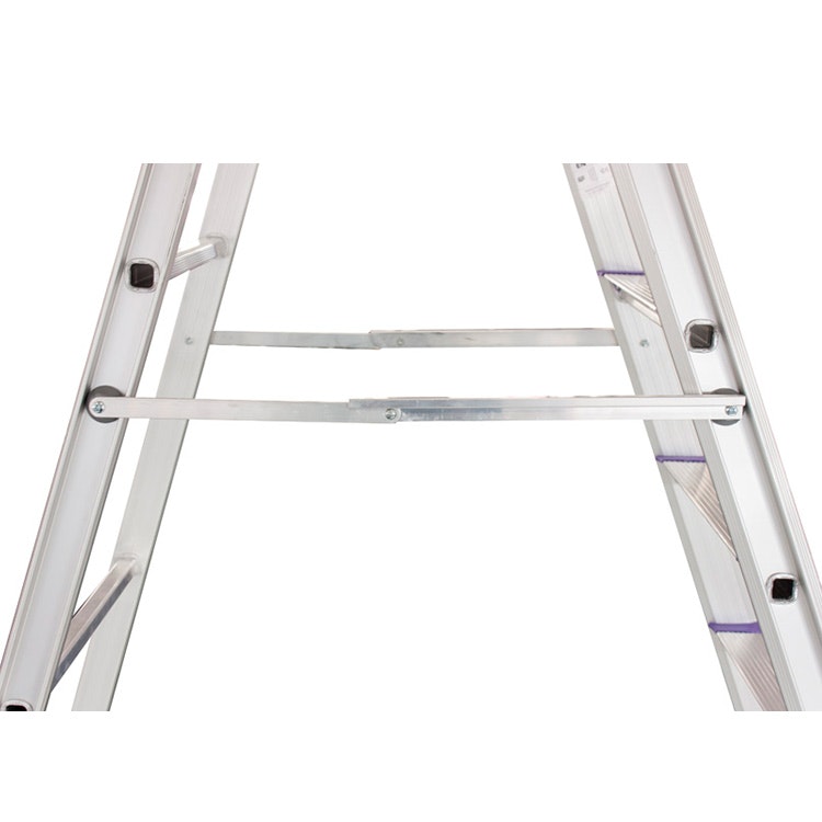 Detaljerad produktbild på sidan av trappstege Pro Classic i aluminium från Laggo, som visar kargning för steg och klaffar för att fälla ihop stegen.