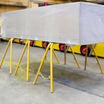 Miljöbild på tre stycken gula gipsbockar från Ravendo lastade med ett paket gipsskivor i lagerlokal, artikelnr 144695.
