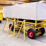 Miljöbild på tre stycken gula gipsbockar från Ravendo placerade mellan en gipsvagn och gipsskivor i lagerlokal, artikelnr 144695.