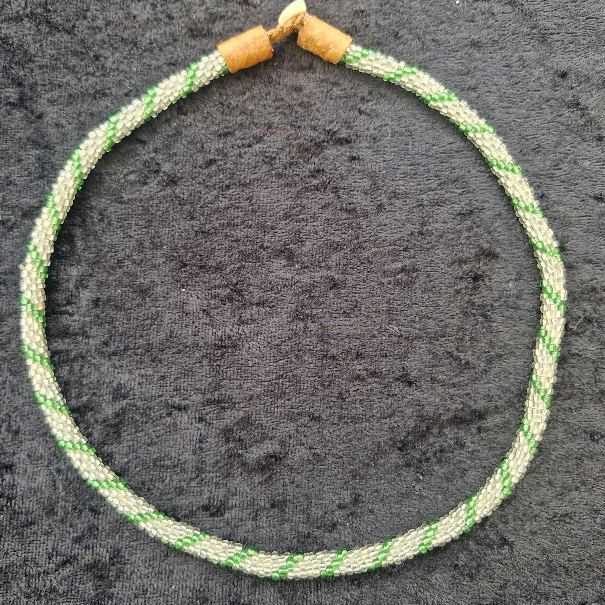 Pärlhalsband 40,5 & 42 cm - silver och grönt