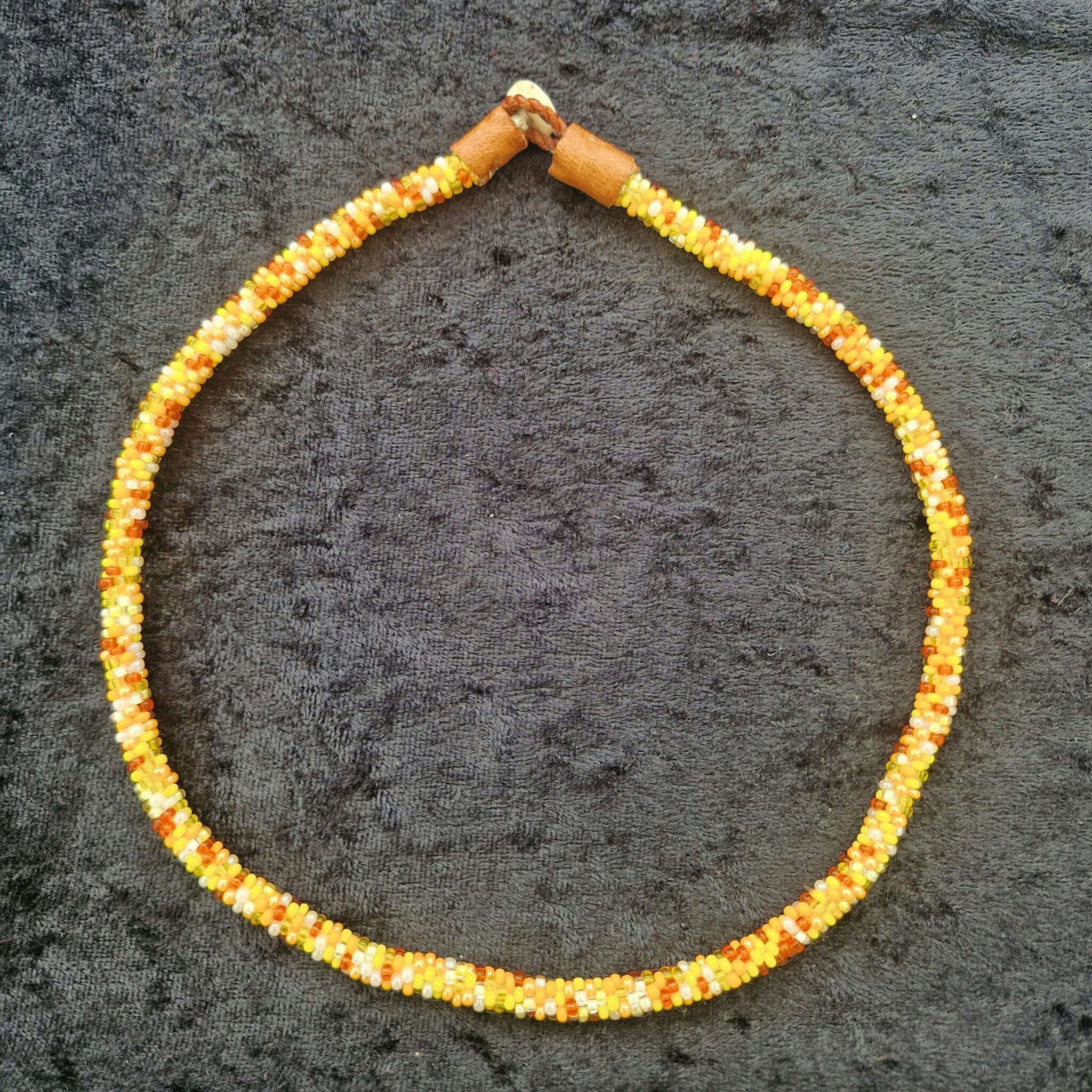 Pärlhalsband 45 cm - gulmelerad