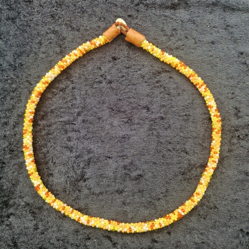 Pärlhalsband 45 cm - gulmelerad
