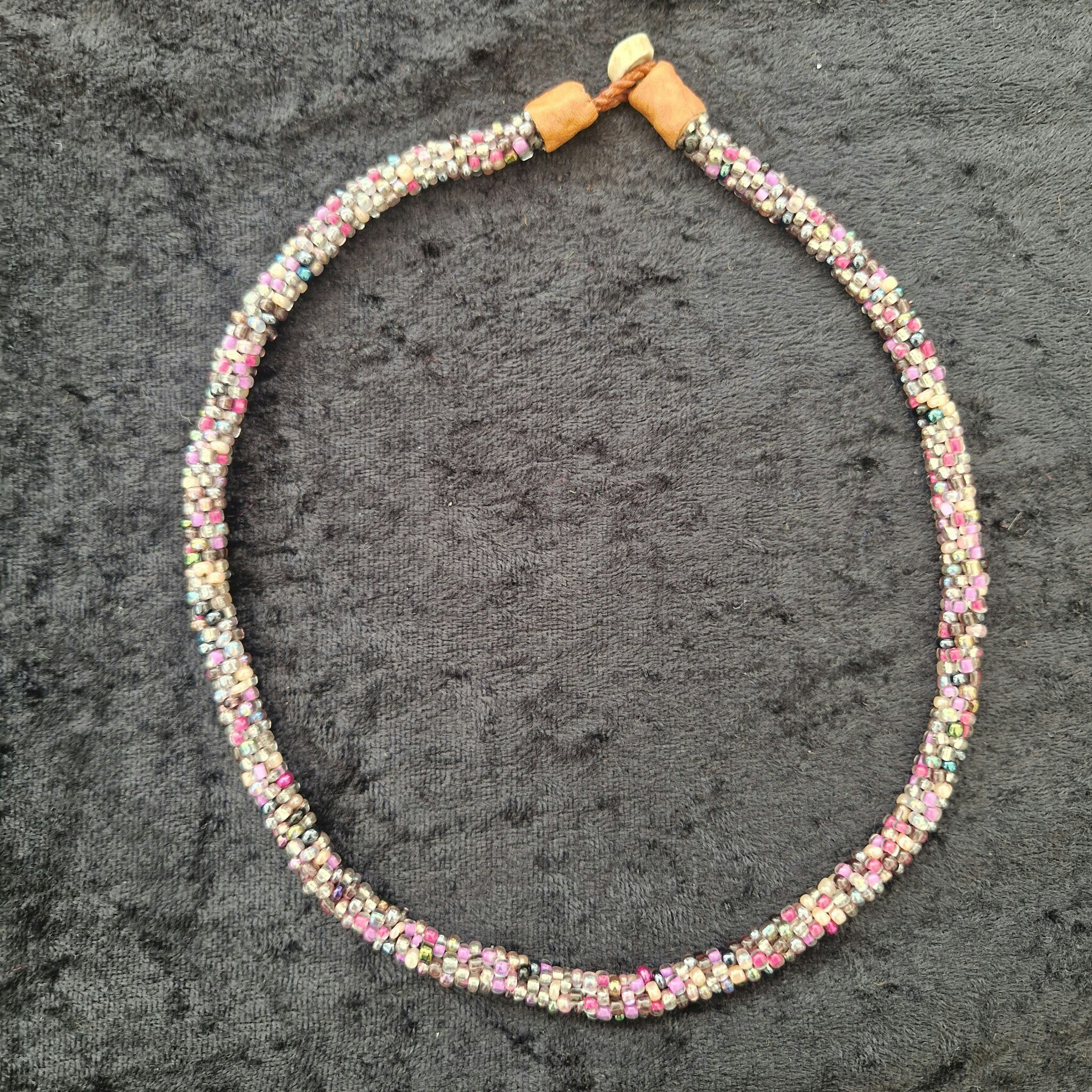 Pärlhalsband 45,5 cm - mörk rosamelerad