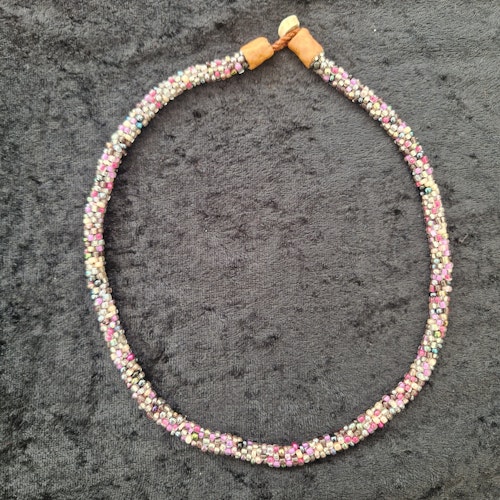 Pärlhalsband 45,5 cm - mörk rosamelerad