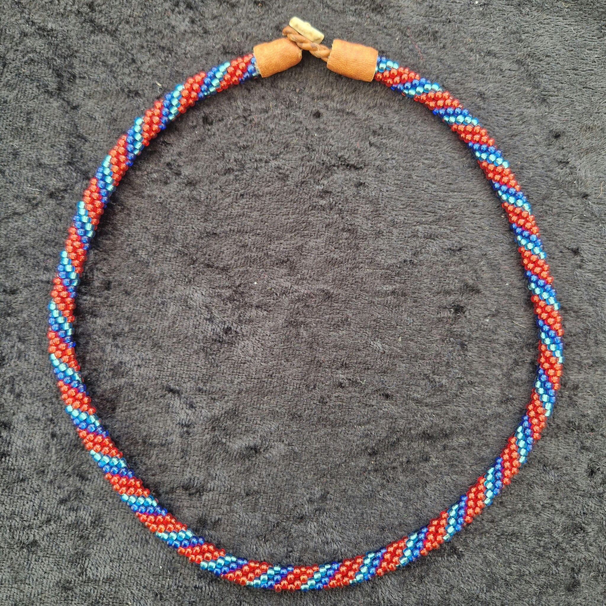 Pärlhalsband 42 cm - röd blå turkos