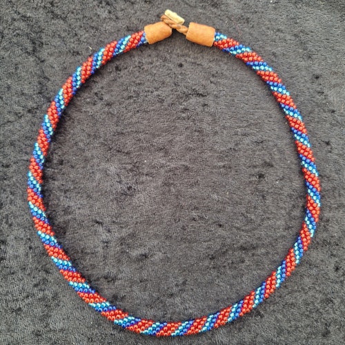 Pärlhalsband 42 cm - röd blå turkos