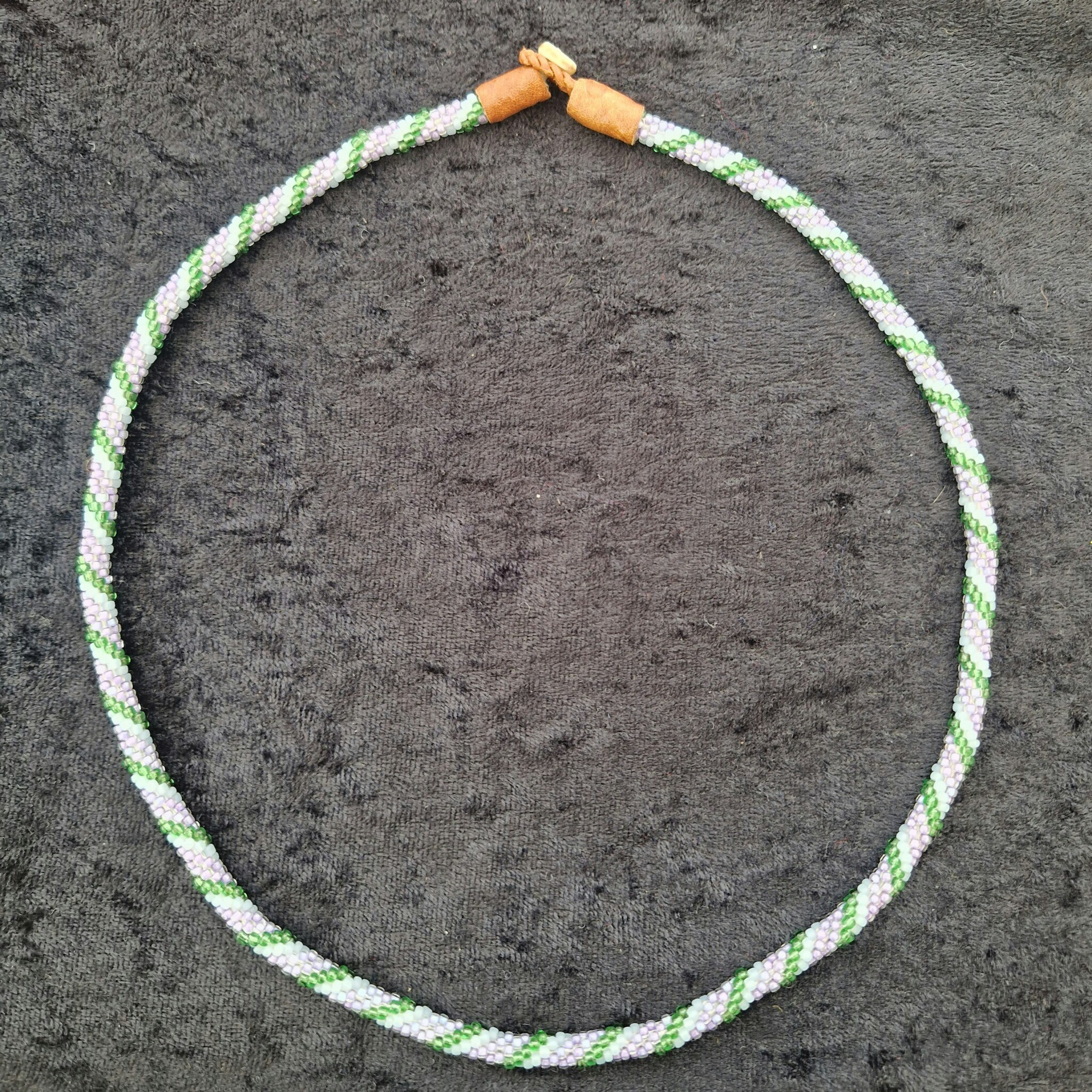 Pärlhalsband 53 cm - ljuslila grön vit