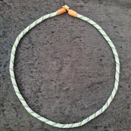 Pärlhalsband 53 cm - ljuslila grön vit