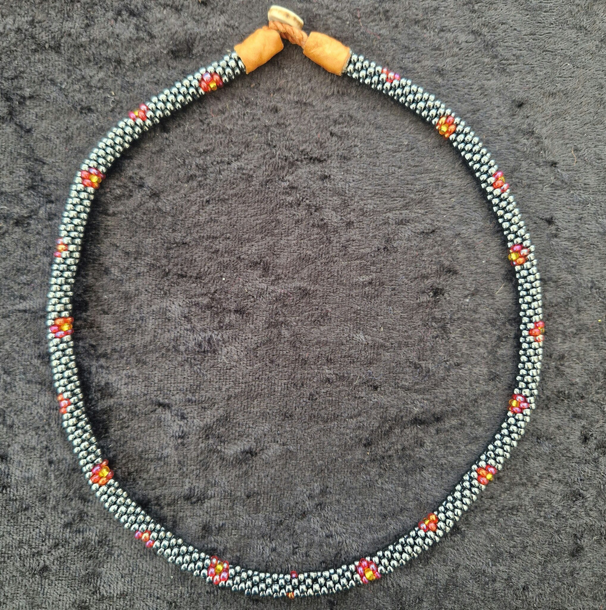 Pärlhalsband 43 cm - grå med blommor