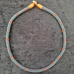Pärlhalsband 43 cm - grå med blommor