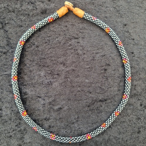 Pärlhalsband 43 cm - grå med blommor