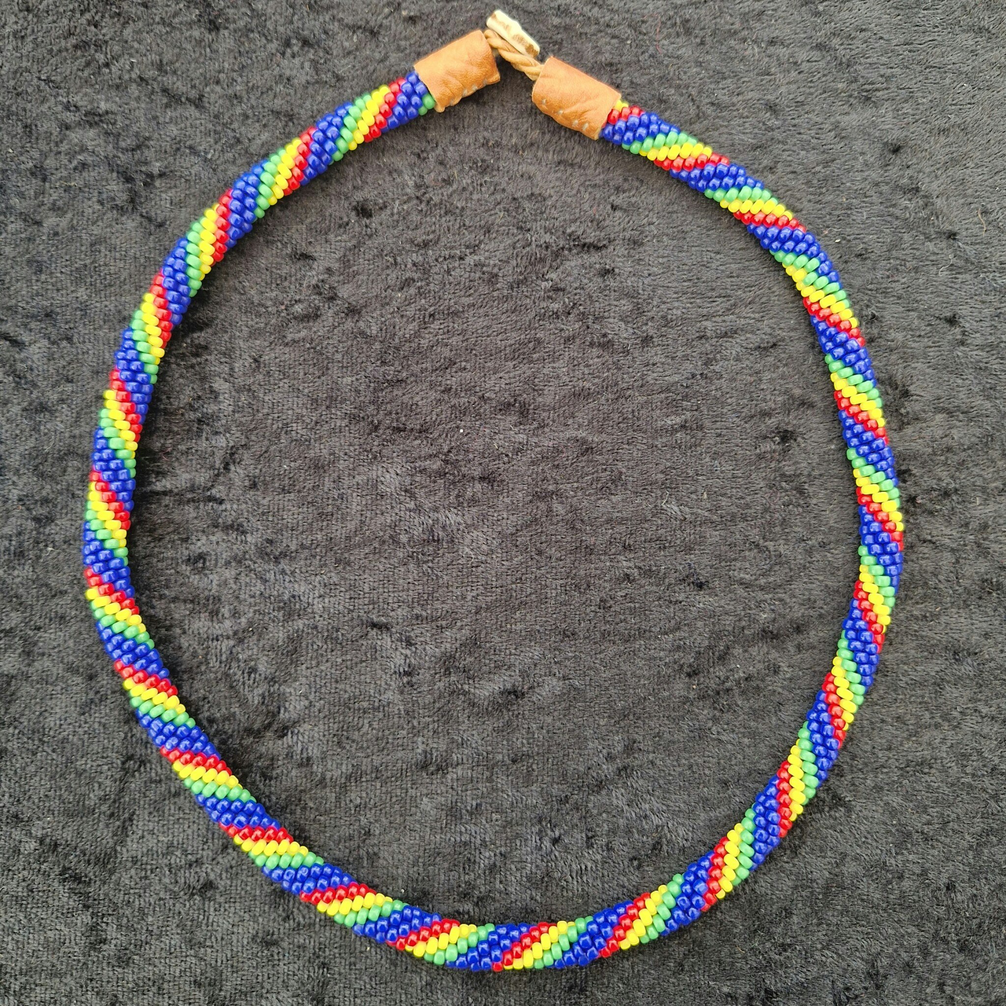 Pärlhalsband 45,5 cm - blå röd gul grön
