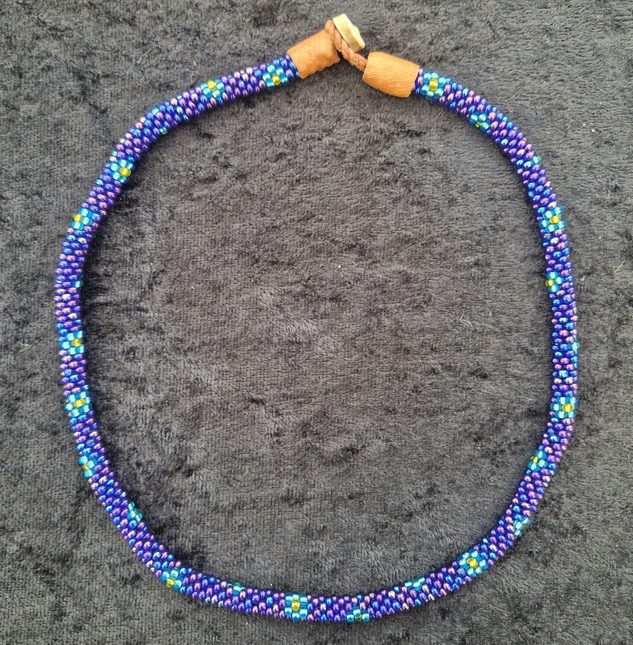 Pärlhalsband 42 cm - blålila med blommor