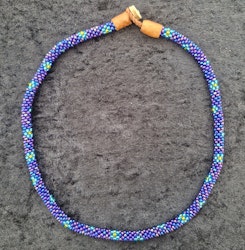 Pärlhalsband 42 cm - blålila med blommor