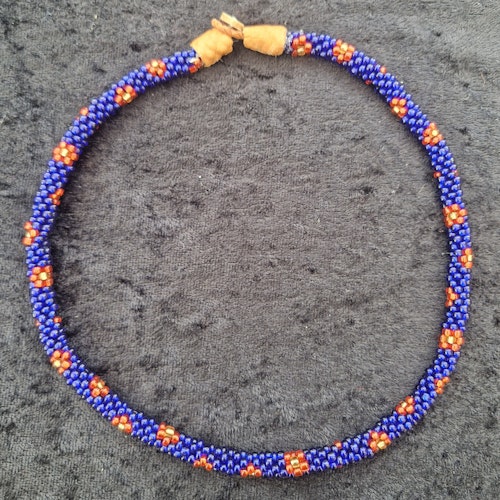 Pärlhalsband 42 cm - blå med blommor