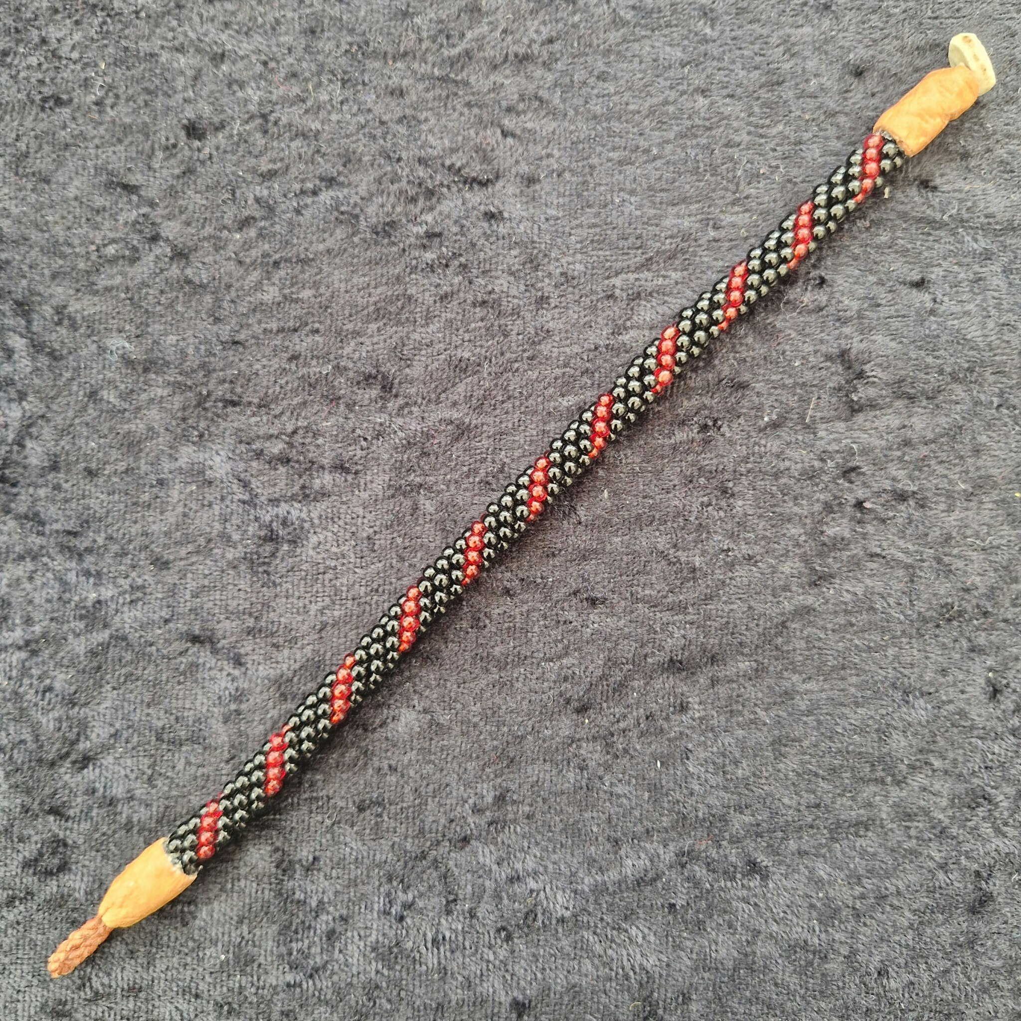 Pärlarmband 17 cm - svart och röd