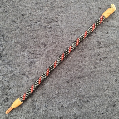 Pärlarmband 17 cm - svart och röd