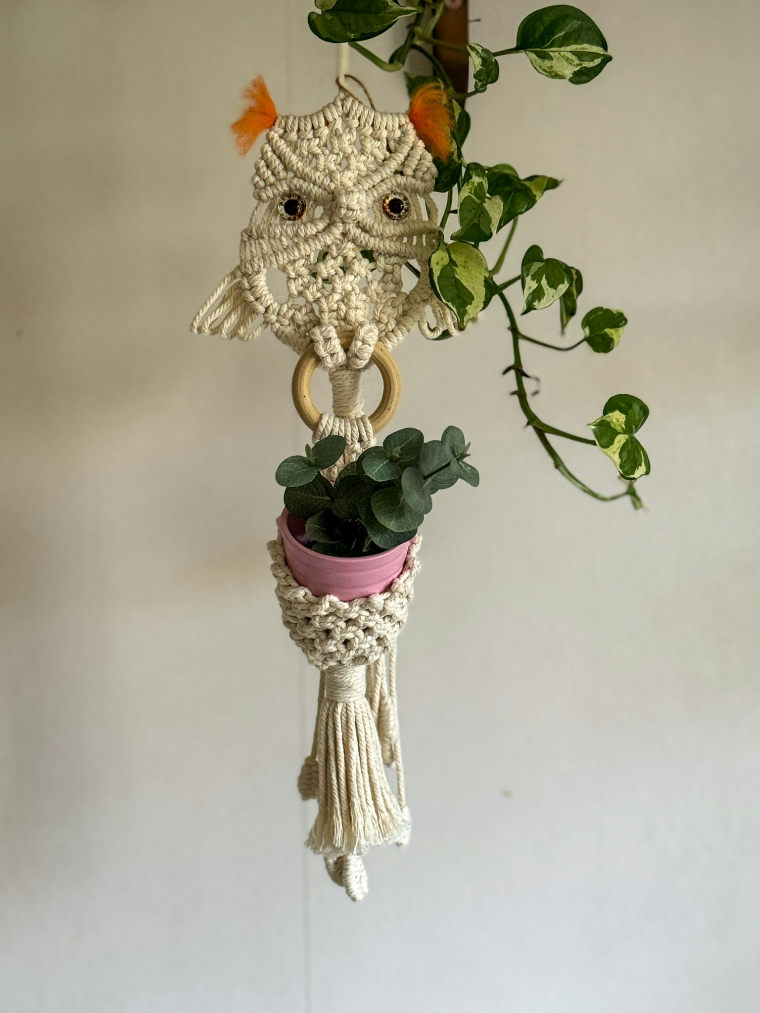 Väggampel/uggla- handknuten makramé