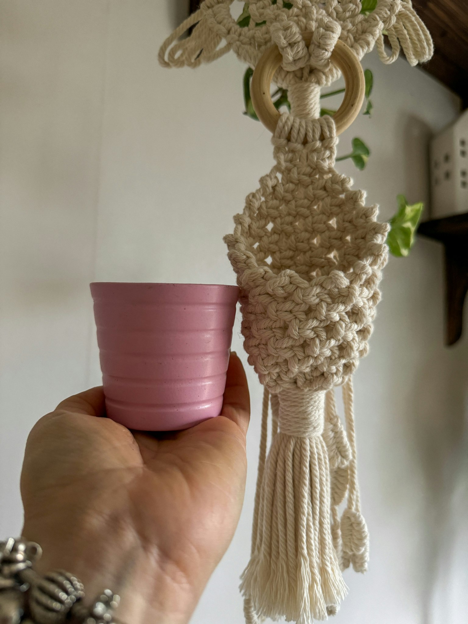 Väggampel/uggla- handknuten makramé