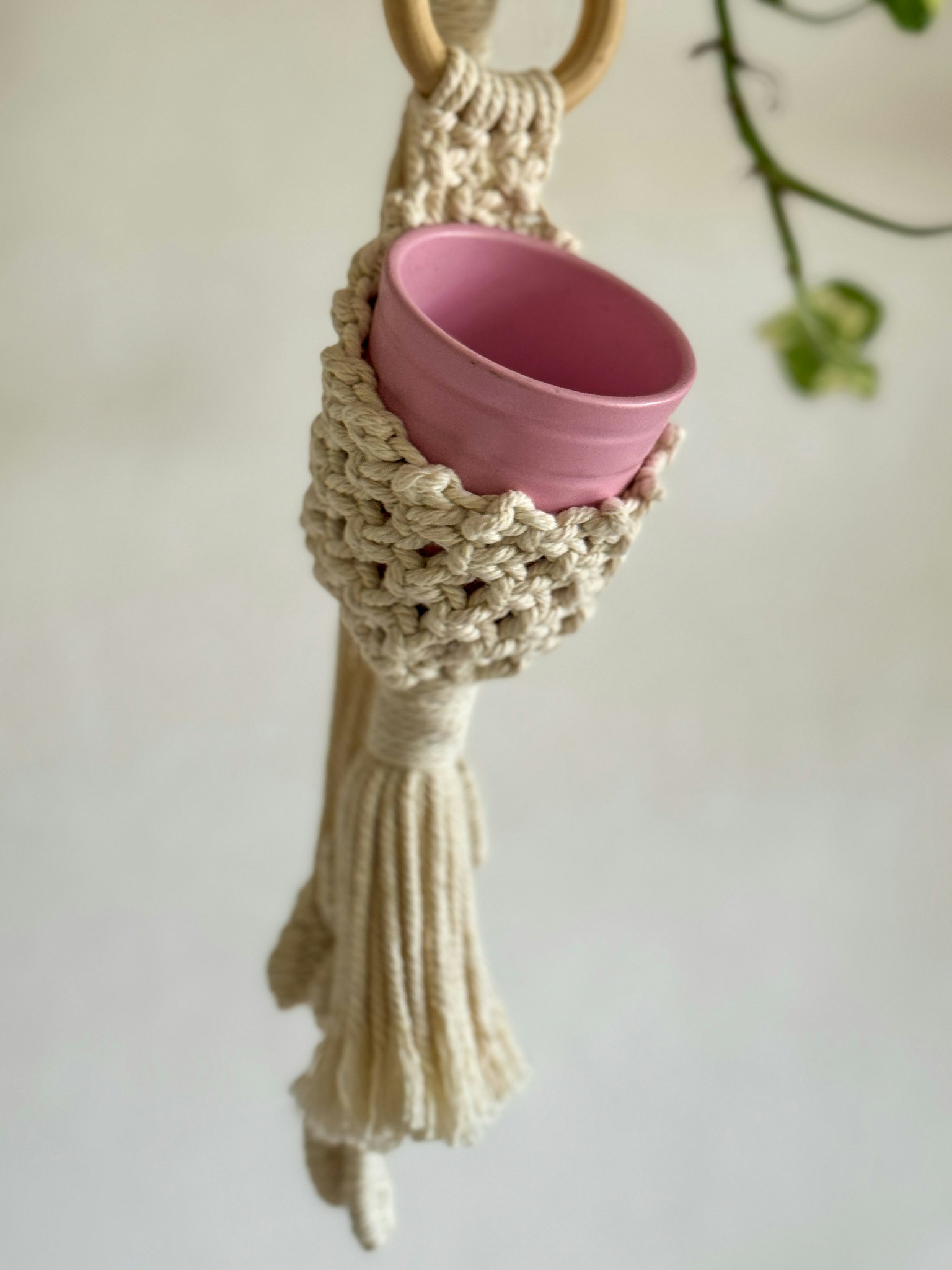 Väggampel/uggla- handknuten makramé