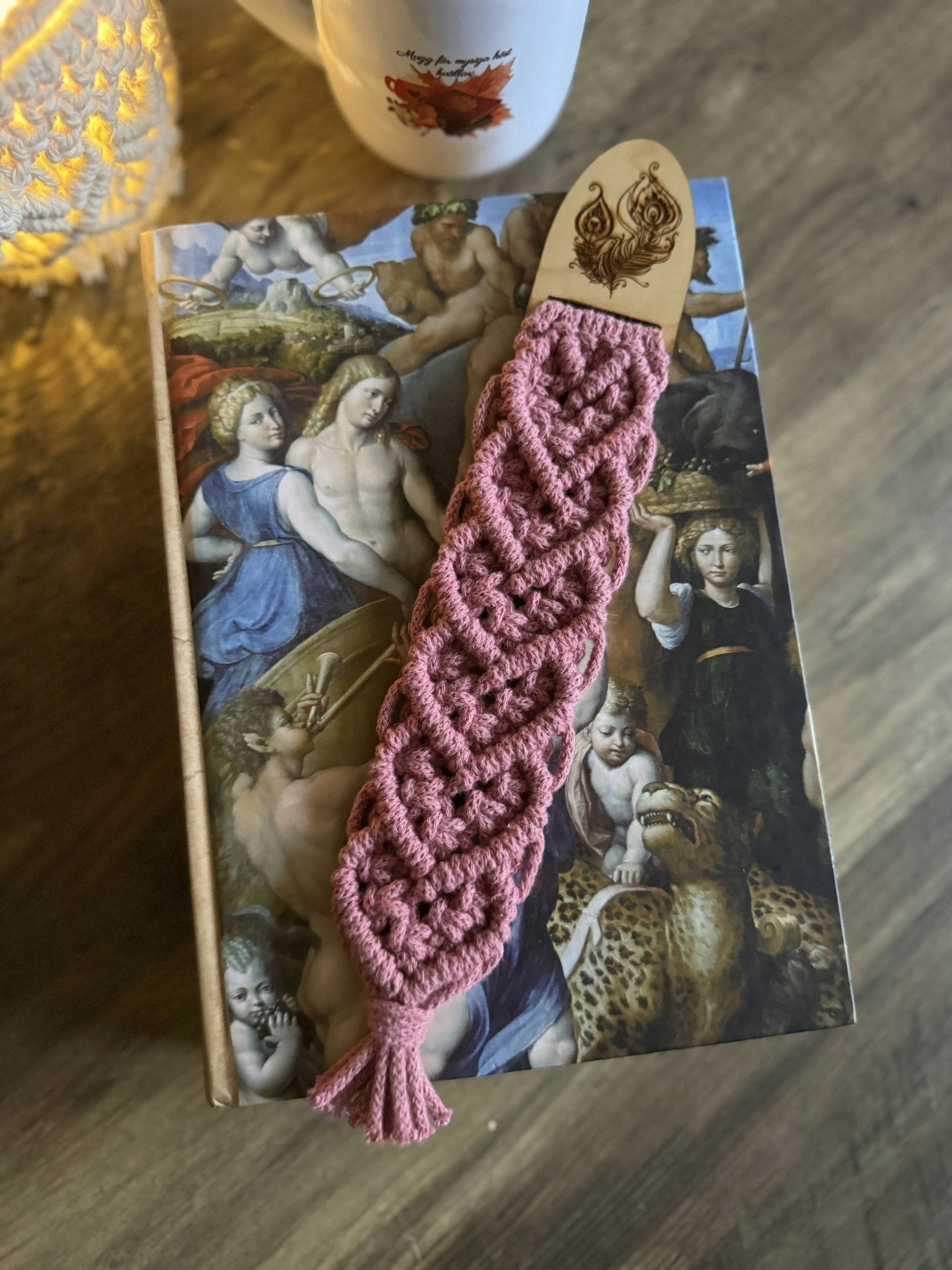 Boho bokmärke med graverade fjäder