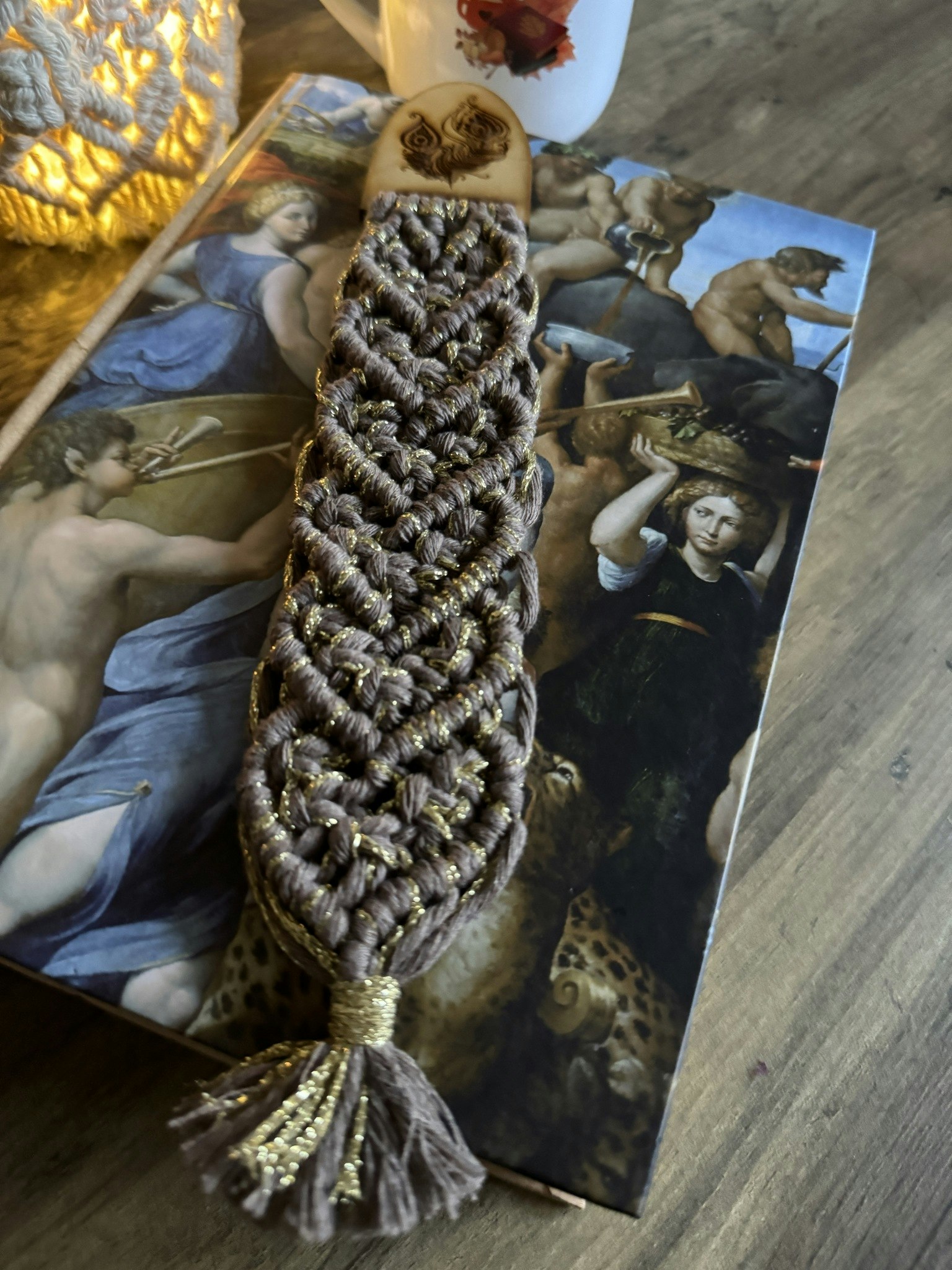 Boho bokmärke med graverade fjäder