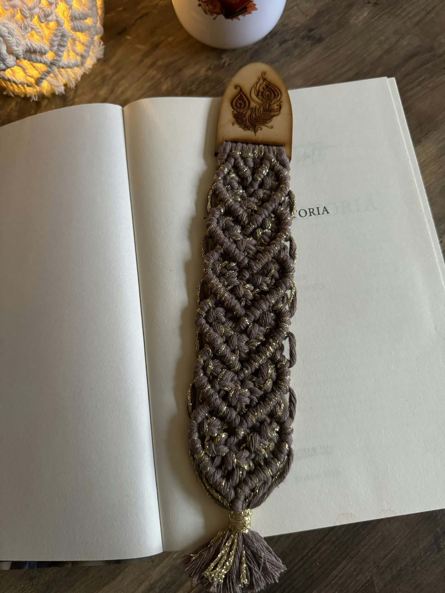 Boho bokmärke med graverade fjäder