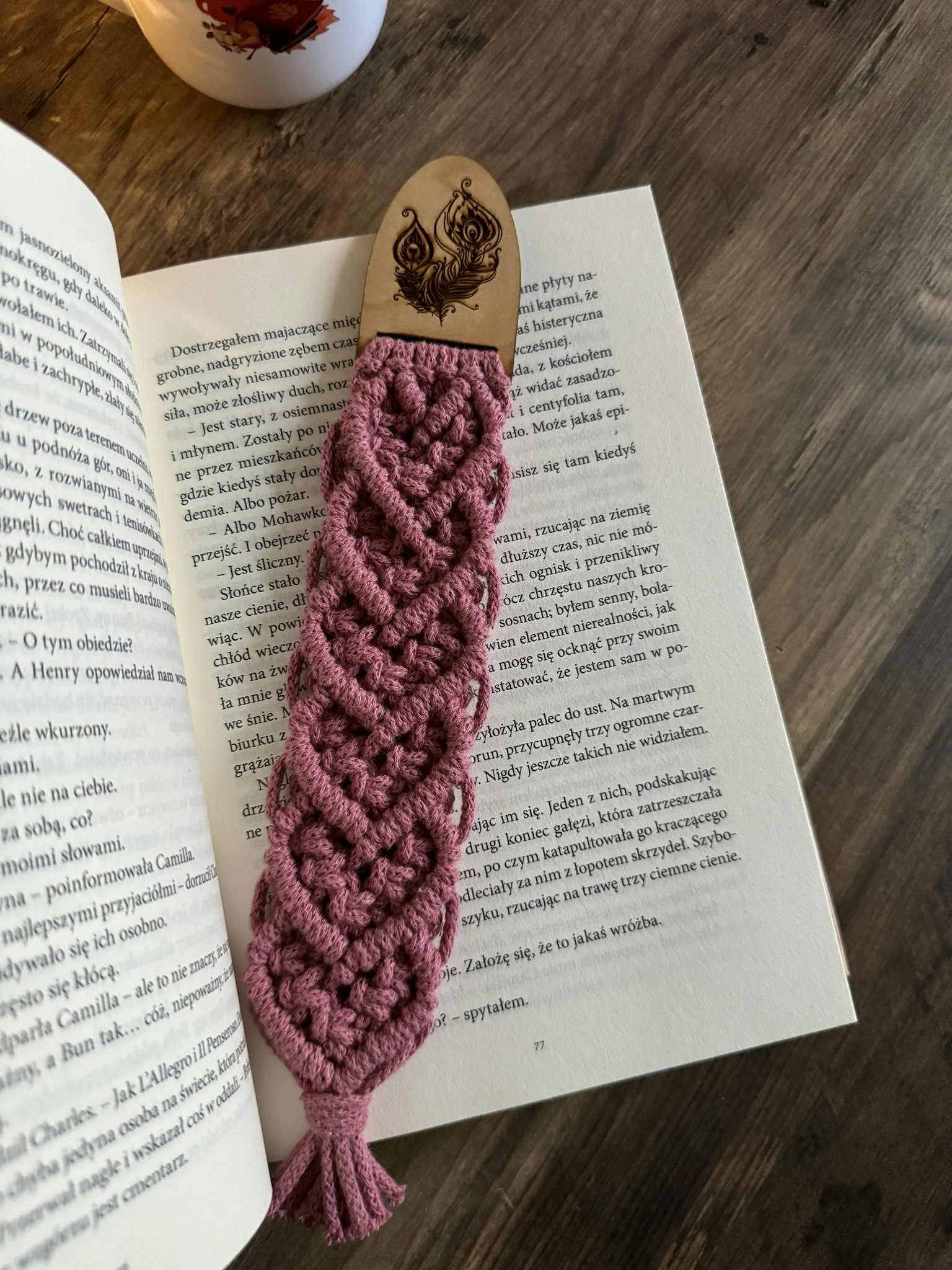 Boho bokmärke med graverade fjäder